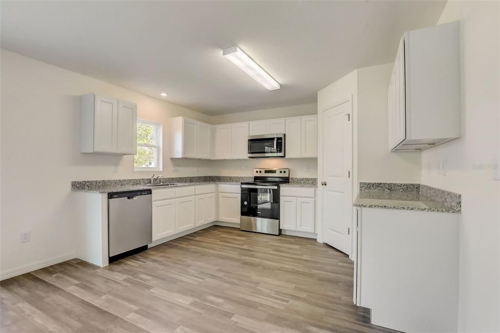 Под контрактом: $249,888 (4 спален, 2 ванн, 2054 Квадратных фут)