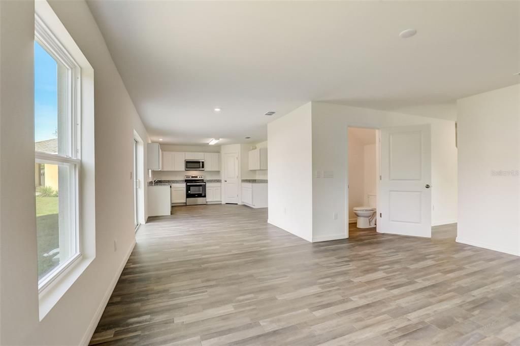 Под контрактом: $249,888 (4 спален, 2 ванн, 2054 Квадратных фут)