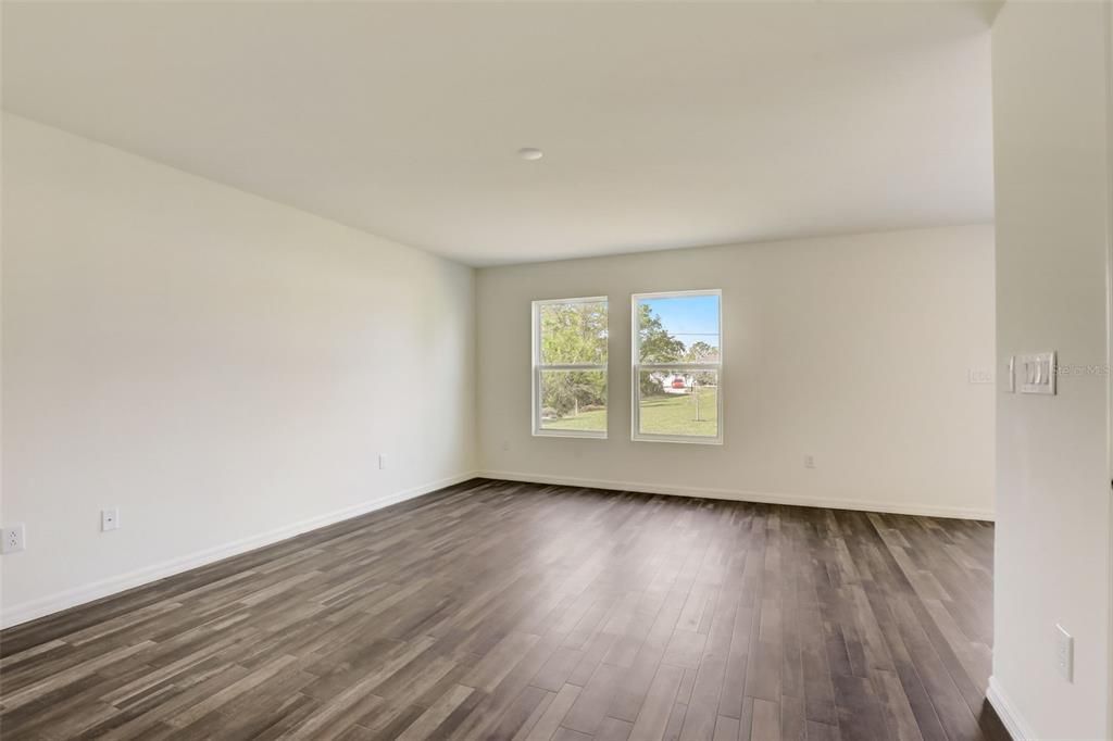 Под контрактом: $249,888 (4 спален, 2 ванн, 2054 Квадратных фут)