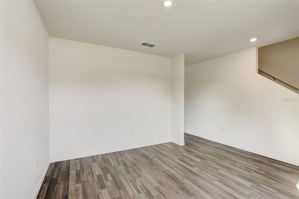 Под контрактом: $249,888 (4 спален, 2 ванн, 2054 Квадратных фут)