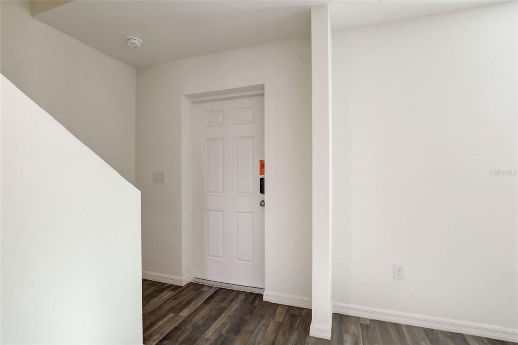 Под контрактом: $249,888 (4 спален, 2 ванн, 2054 Квадратных фут)