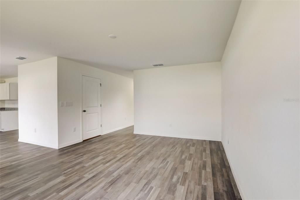 Под контрактом: $249,888 (4 спален, 2 ванн, 2054 Квадратных фут)