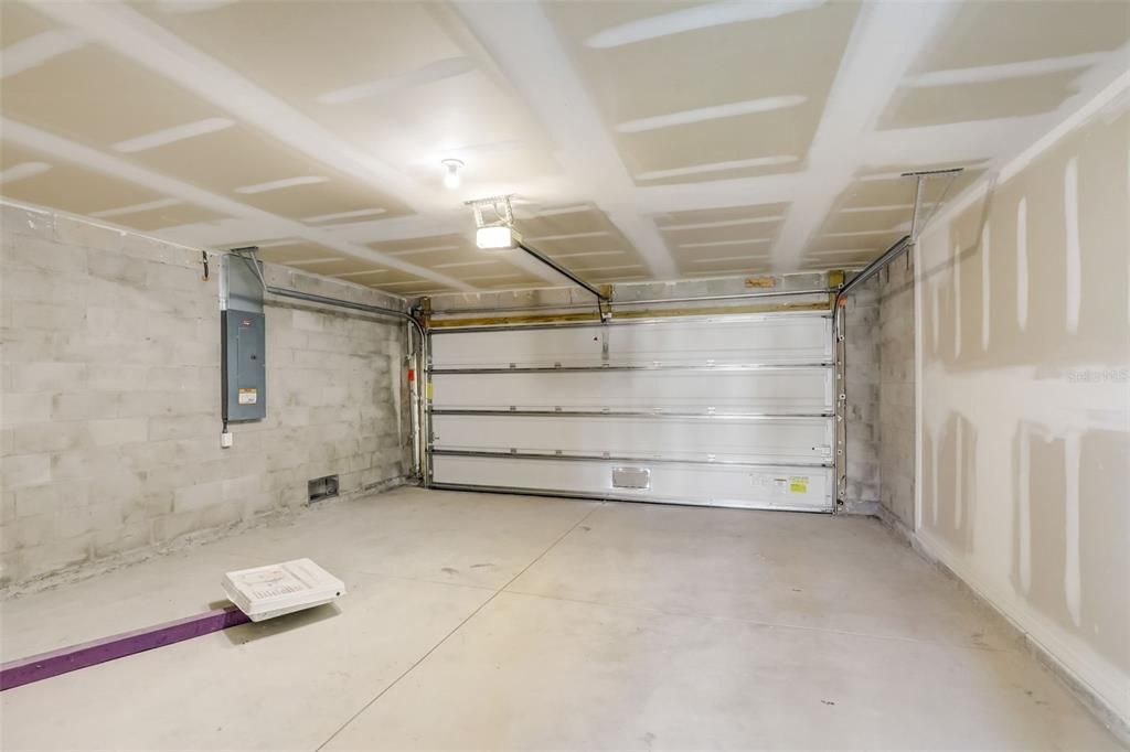 Под контрактом: $249,888 (4 спален, 2 ванн, 2054 Квадратных фут)