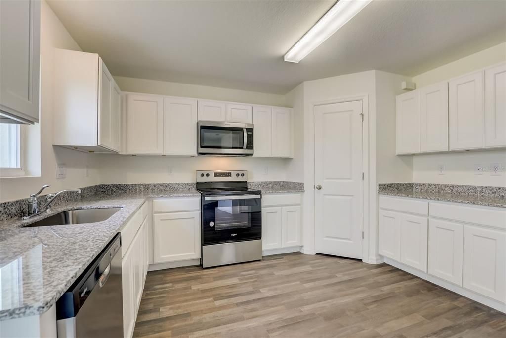 Под контрактом: $249,888 (4 спален, 2 ванн, 2054 Квадратных фут)