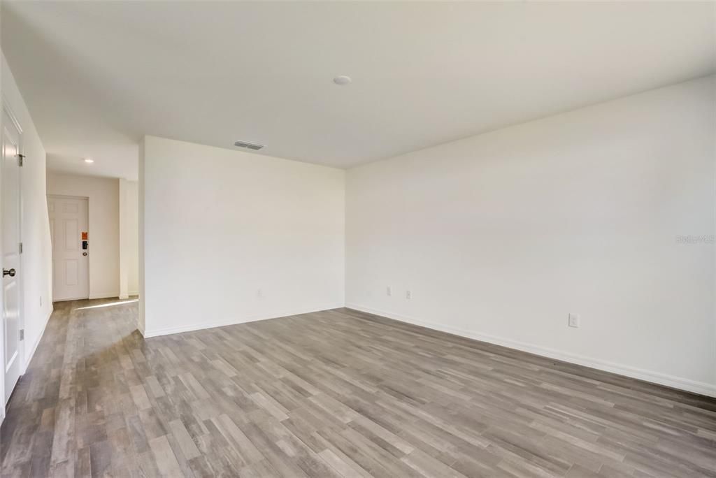 Под контрактом: $249,888 (4 спален, 2 ванн, 2054 Квадратных фут)