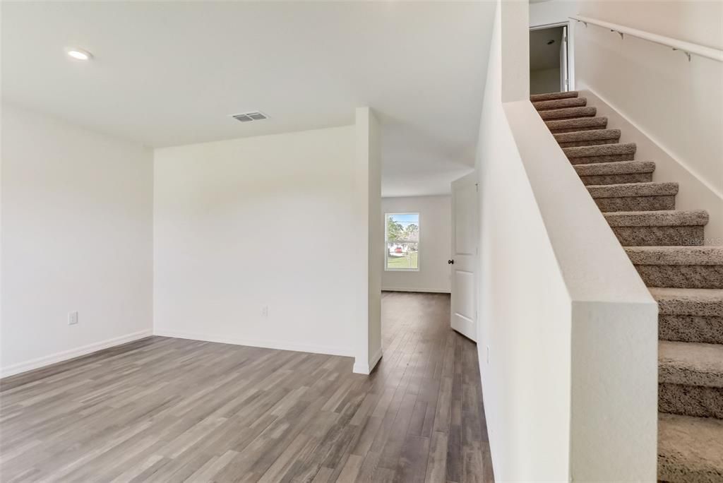 Под контрактом: $249,888 (4 спален, 2 ванн, 2054 Квадратных фут)