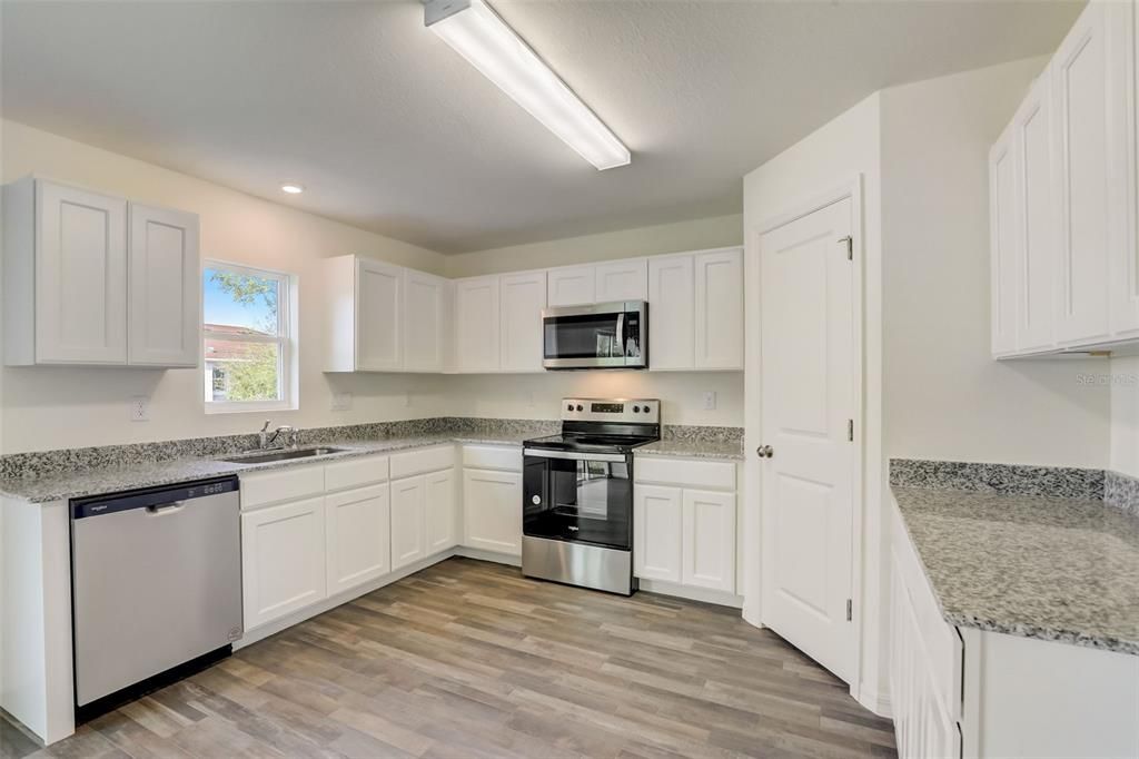 Под контрактом: $249,888 (4 спален, 2 ванн, 2054 Квадратных фут)