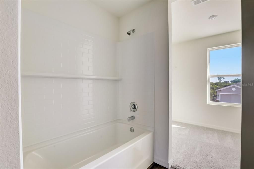 Под контрактом: $249,888 (4 спален, 2 ванн, 2054 Квадратных фут)