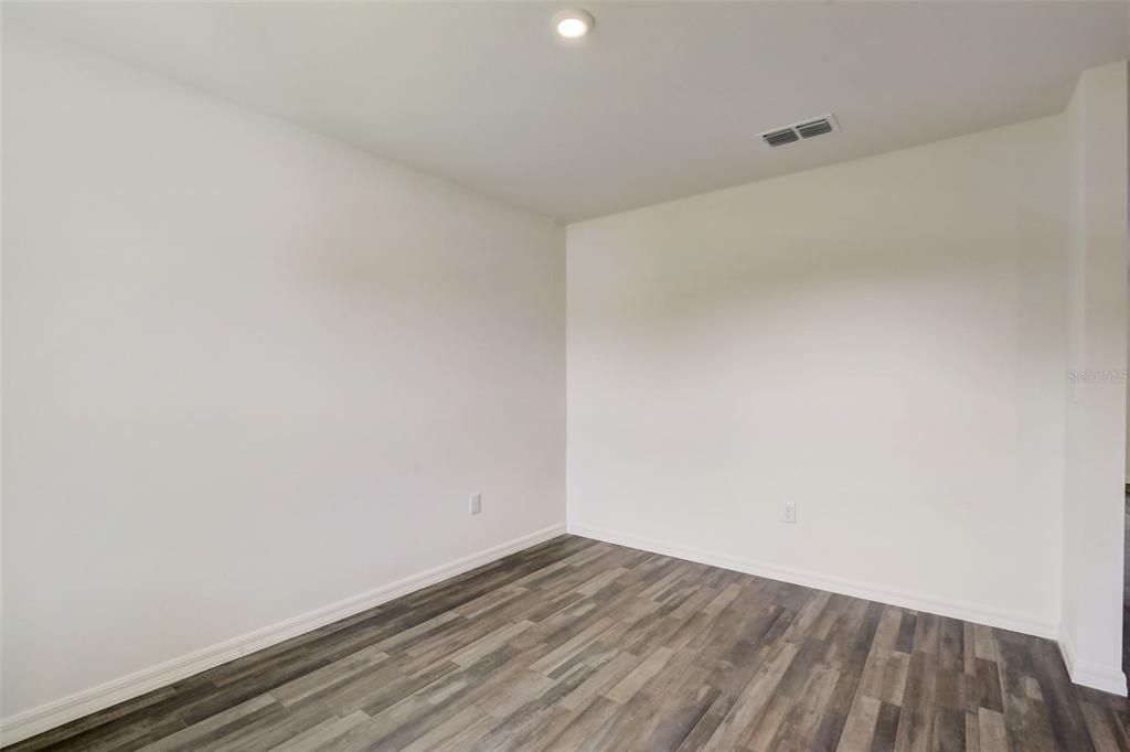 Под контрактом: $249,888 (4 спален, 2 ванн, 2054 Квадратных фут)