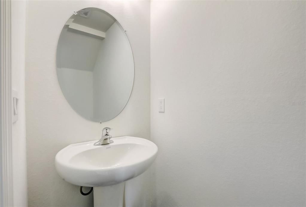 Под контрактом: $249,888 (4 спален, 2 ванн, 2054 Квадратных фут)