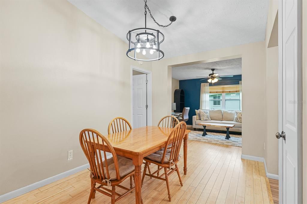 Active With Contract: $362,500 (2 beds, 2 baths, 1244 Square Feet)