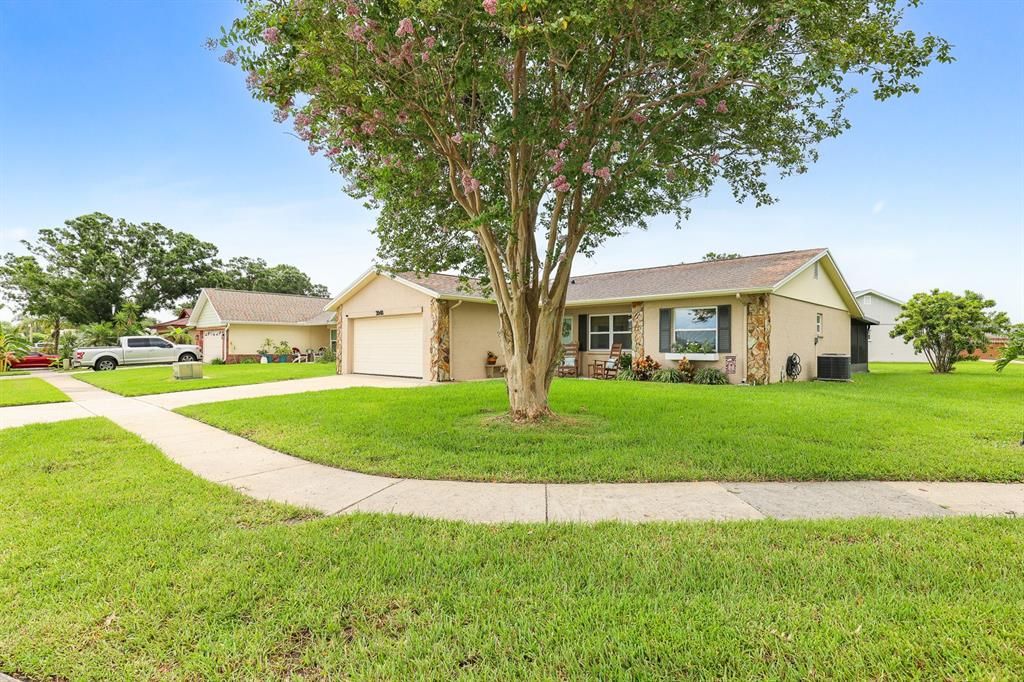 Active With Contract: $362,500 (2 beds, 2 baths, 1244 Square Feet)