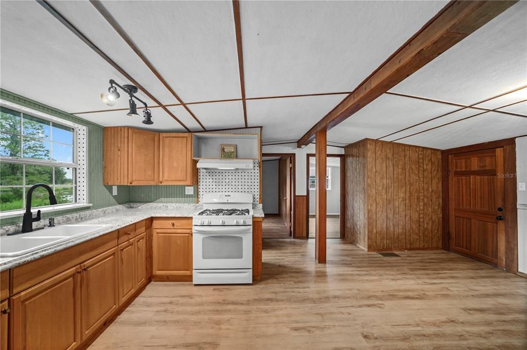 待售: $115,000 (2 贝兹, 1 浴室, 880 平方英尺)