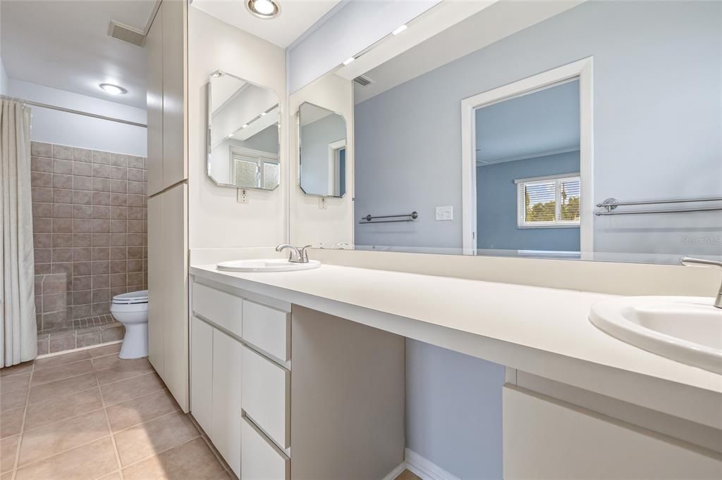 Под контрактом: $849,000 (2 спален, 3 ванн, 1685 Квадратных фут)