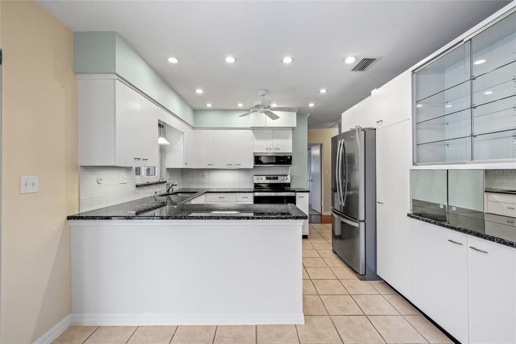 Под контрактом: $849,000 (2 спален, 3 ванн, 1685 Квадратных фут)