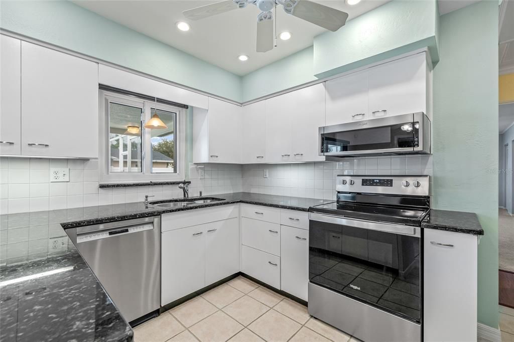 Под контрактом: $849,000 (2 спален, 3 ванн, 1685 Квадратных фут)