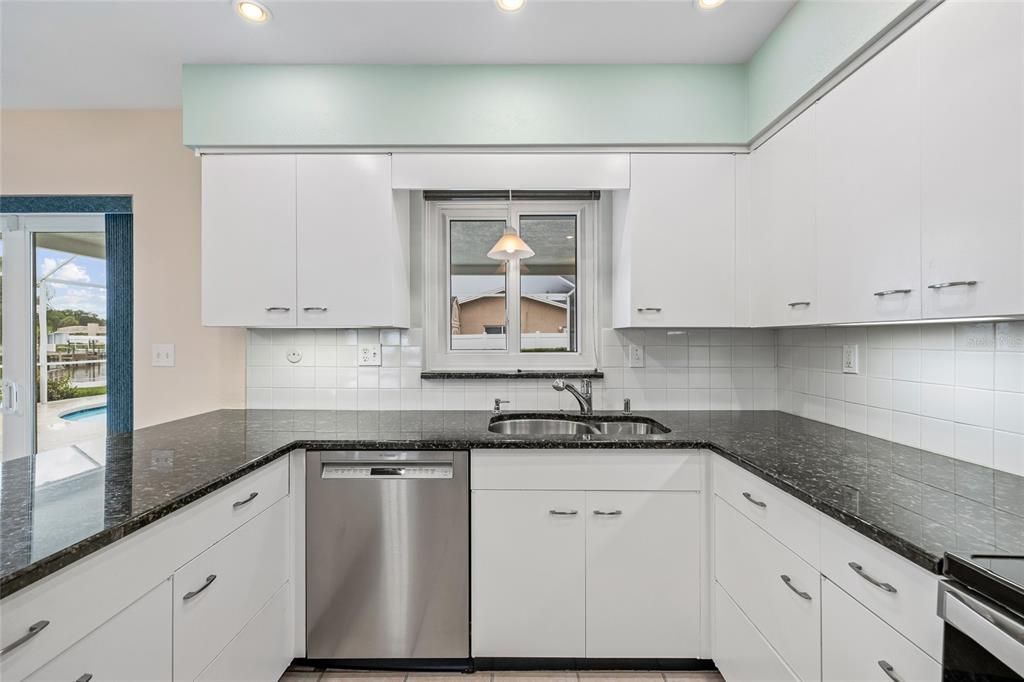 Под контрактом: $849,000 (2 спален, 3 ванн, 1685 Квадратных фут)