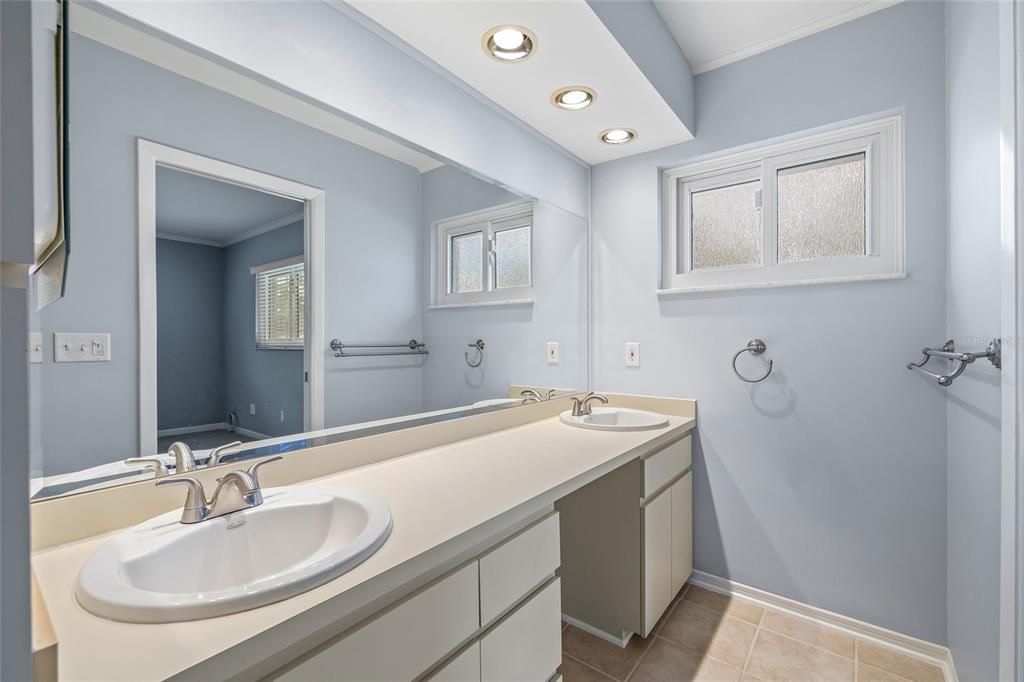 Под контрактом: $849,000 (2 спален, 3 ванн, 1685 Квадратных фут)