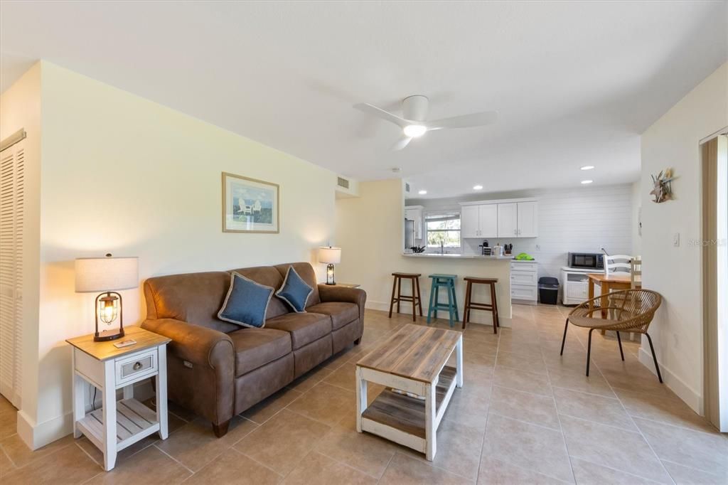 待售: $549,000 (2 贝兹, 1 浴室, 822 平方英尺)