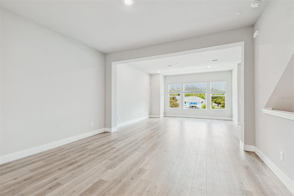 合同活跃: $654,990 (3 贝兹, 3 浴室, 1952 平方英尺)