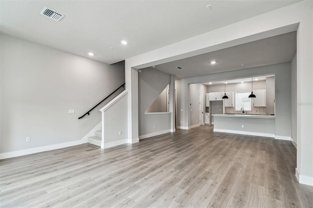 合同活跃: $654,990 (3 贝兹, 3 浴室, 1952 平方英尺)