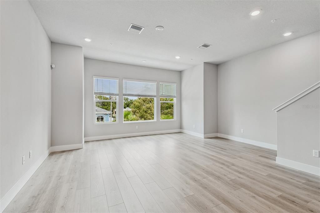 合同活跃: $654,990 (3 贝兹, 3 浴室, 1952 平方英尺)