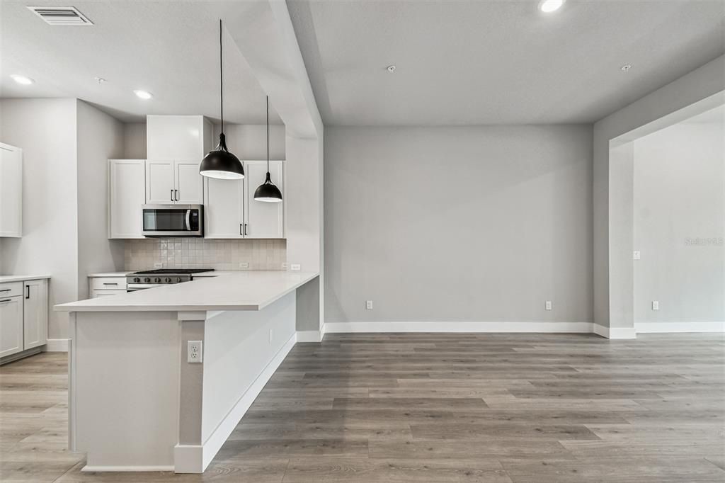 合同活跃: $654,990 (3 贝兹, 3 浴室, 1952 平方英尺)