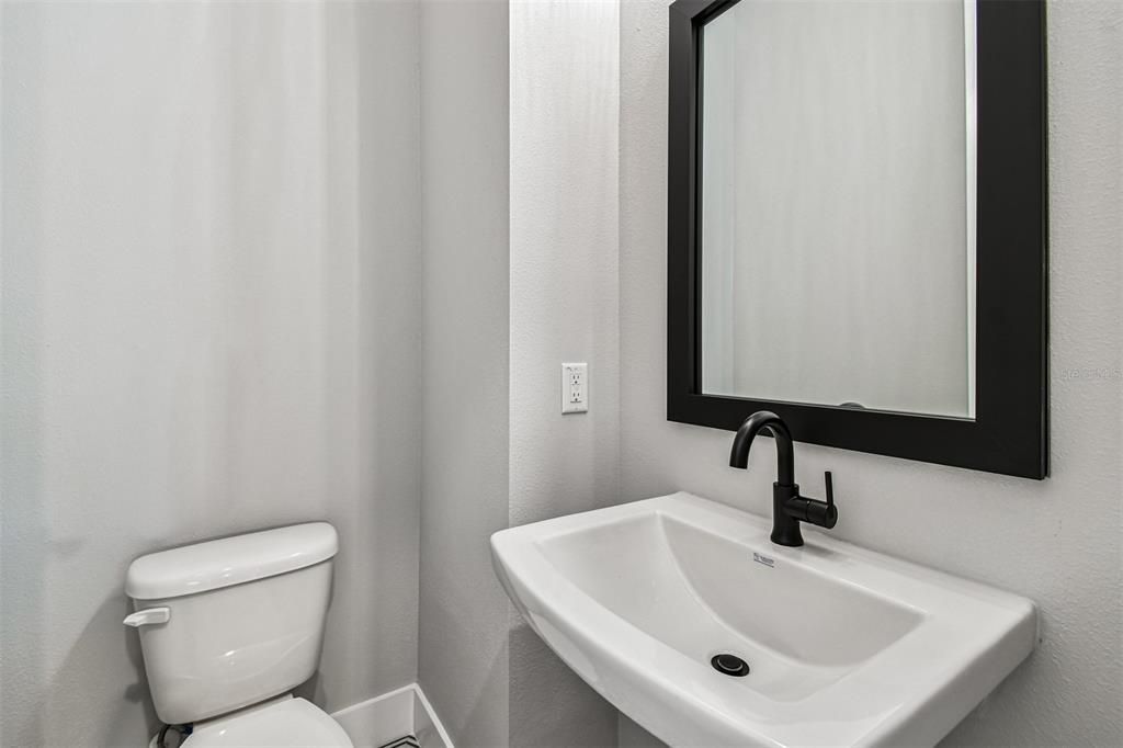 合同活跃: $654,990 (3 贝兹, 3 浴室, 1952 平方英尺)