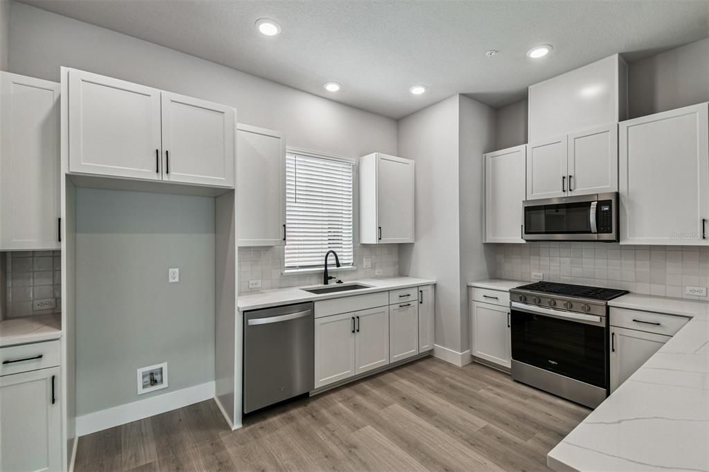 合同活跃: $654,990 (3 贝兹, 3 浴室, 1952 平方英尺)