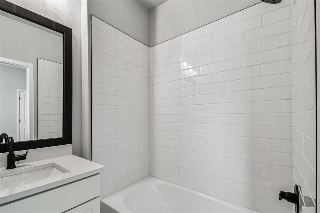 合同活跃: $654,990 (3 贝兹, 3 浴室, 1952 平方英尺)