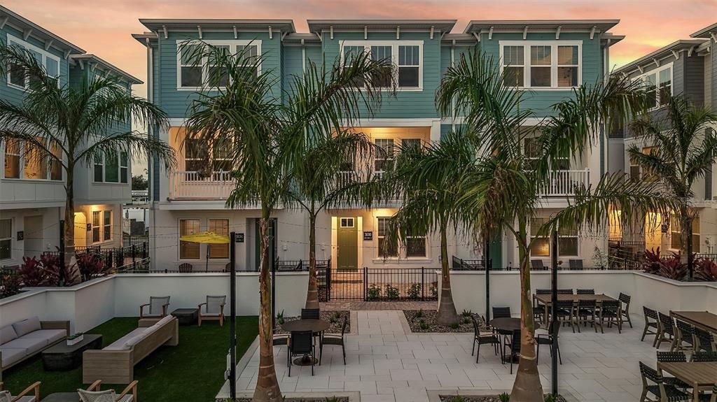 合同活跃: $654,990 (3 贝兹, 3 浴室, 1952 平方英尺)