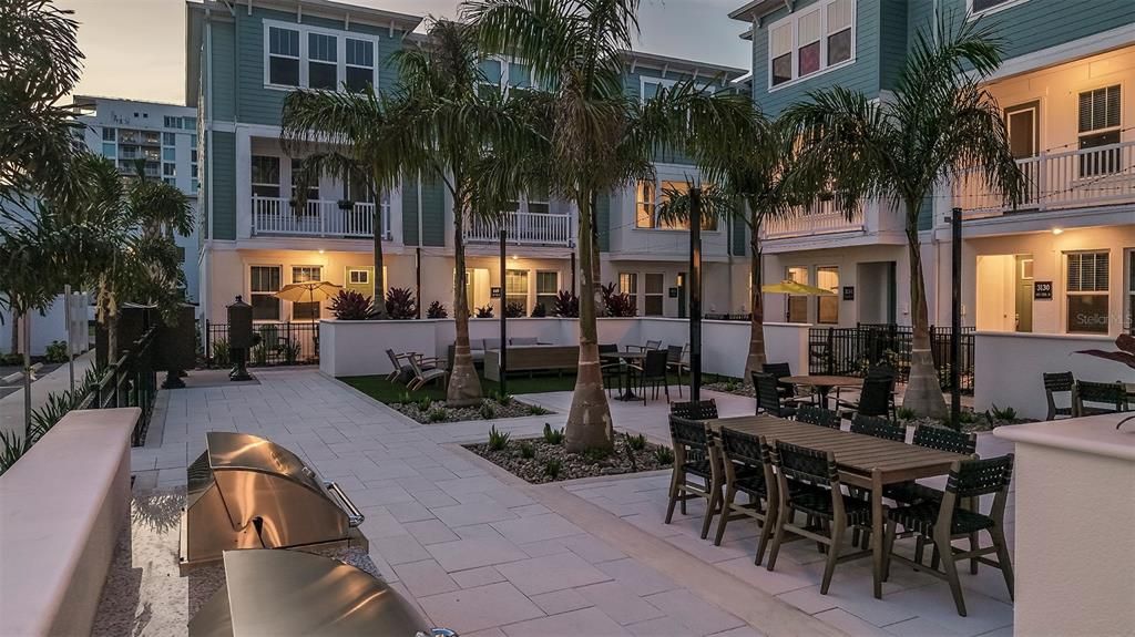 合同活跃: $654,990 (3 贝兹, 3 浴室, 1952 平方英尺)