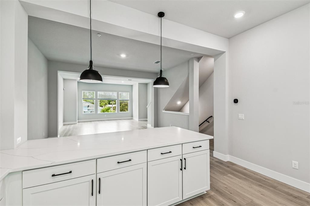 合同活跃: $654,990 (3 贝兹, 3 浴室, 1952 平方英尺)