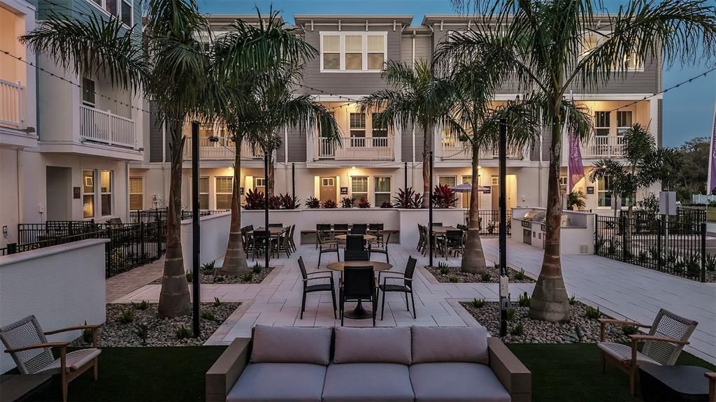 合同活跃: $654,990 (3 贝兹, 3 浴室, 1952 平方英尺)