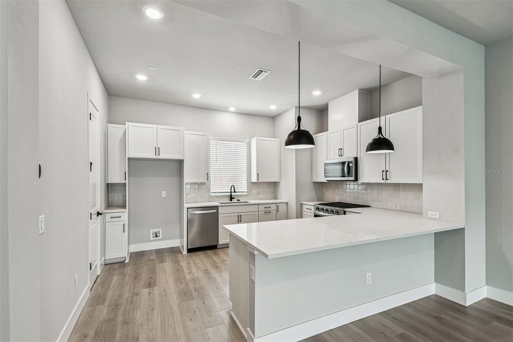 合同活跃: $654,990 (3 贝兹, 3 浴室, 1952 平方英尺)