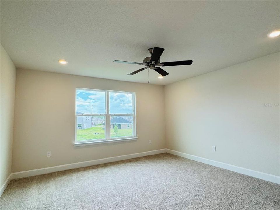 Под контрактом: $428,900 (4 спален, 2 ванн, 2202 Квадратных фут)