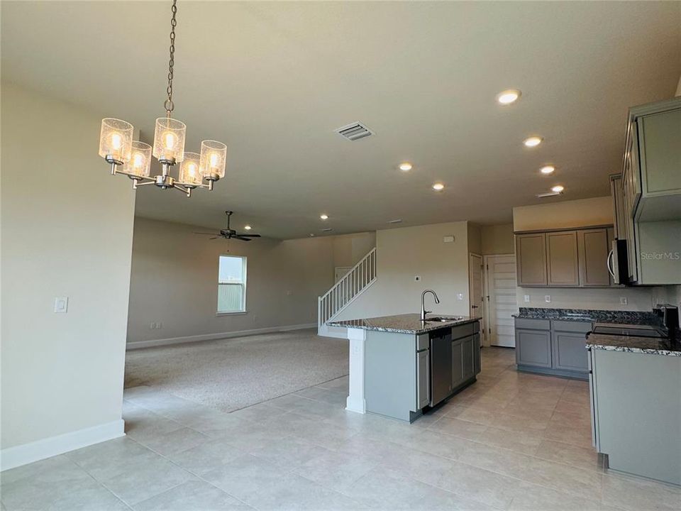 Под контрактом: $428,900 (4 спален, 2 ванн, 2202 Квадратных фут)