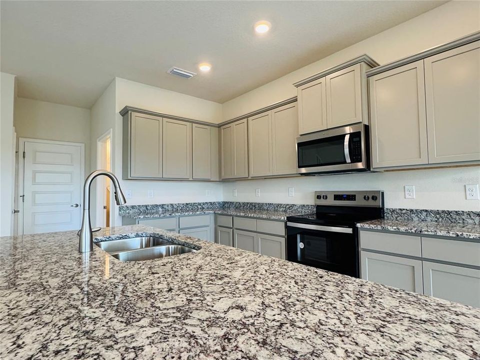 Под контрактом: $428,900 (4 спален, 2 ванн, 2202 Квадратных фут)