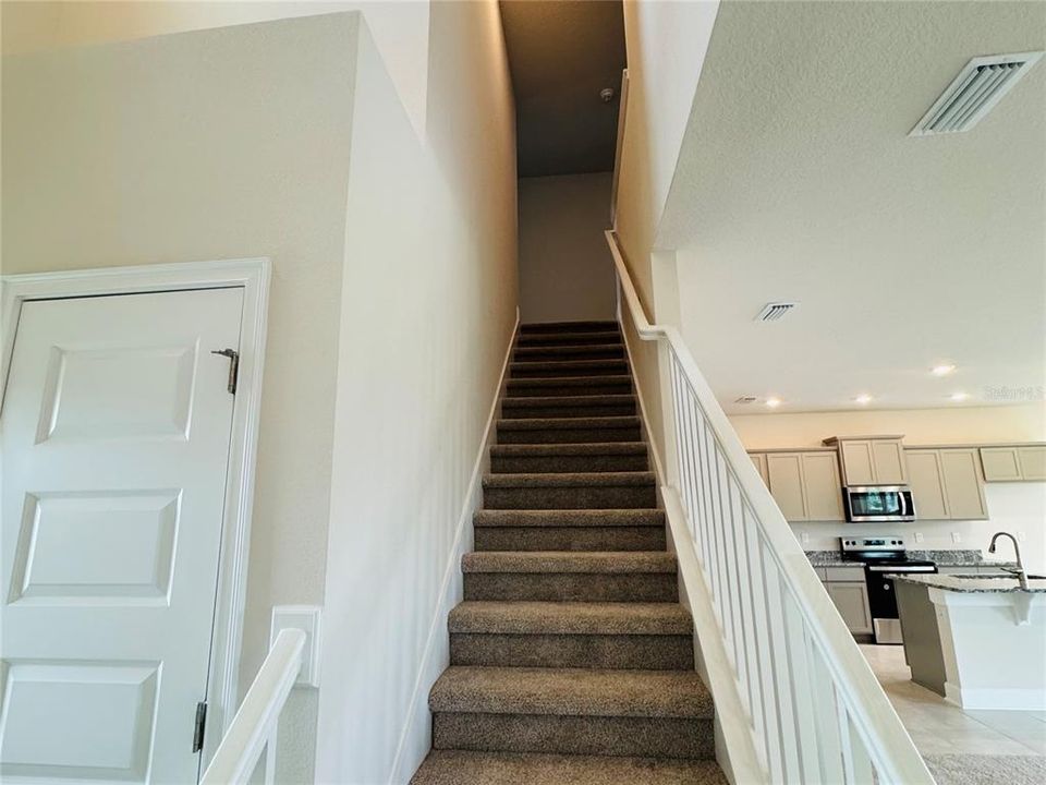 Под контрактом: $428,900 (4 спален, 2 ванн, 2202 Квадратных фут)