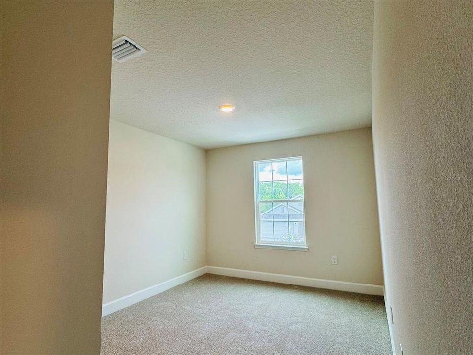 Под контрактом: $428,900 (4 спален, 2 ванн, 2202 Квадратных фут)