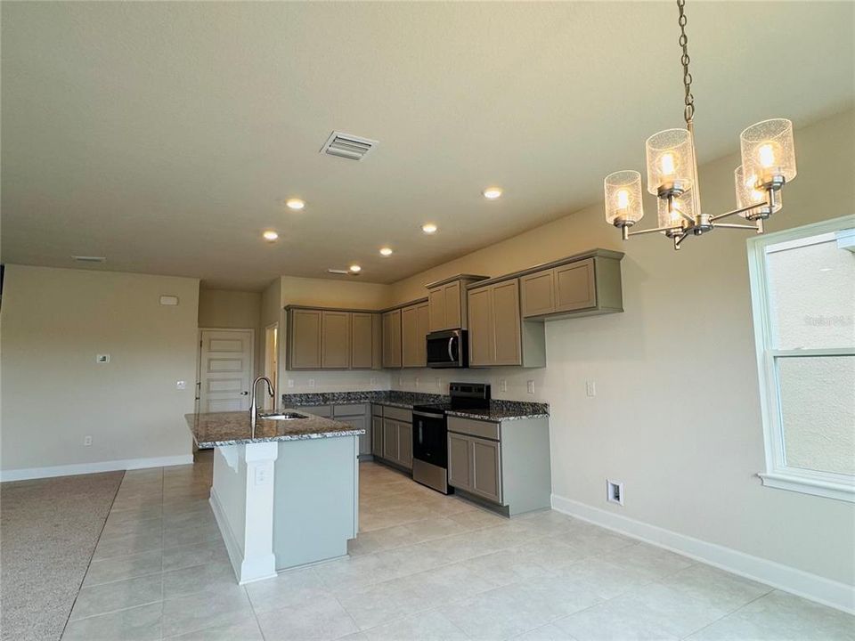 Под контрактом: $428,900 (4 спален, 2 ванн, 2202 Квадратных фут)