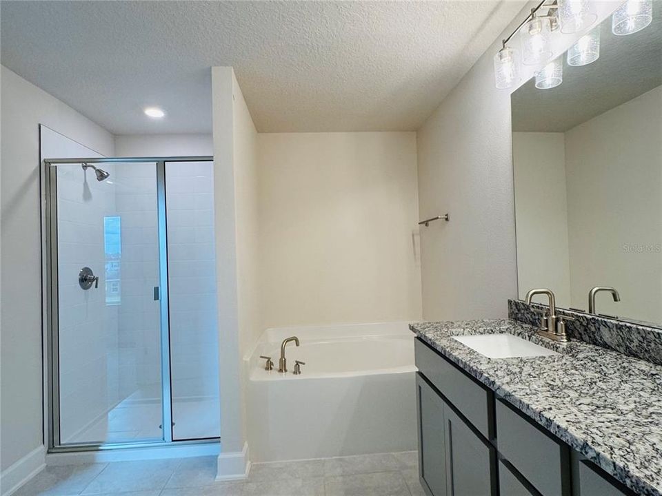 Под контрактом: $428,900 (4 спален, 2 ванн, 2202 Квадратных фут)