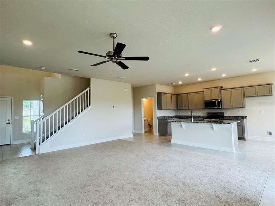 Под контрактом: $428,900 (4 спален, 2 ванн, 2202 Квадратных фут)