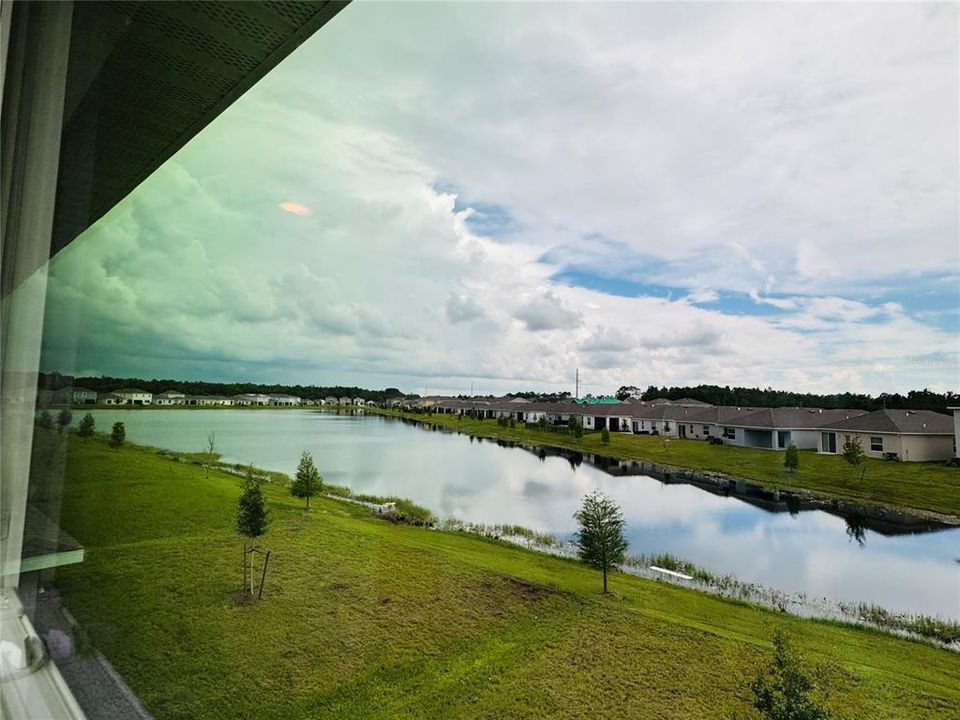 Под контрактом: $428,900 (4 спален, 2 ванн, 2202 Квадратных фут)