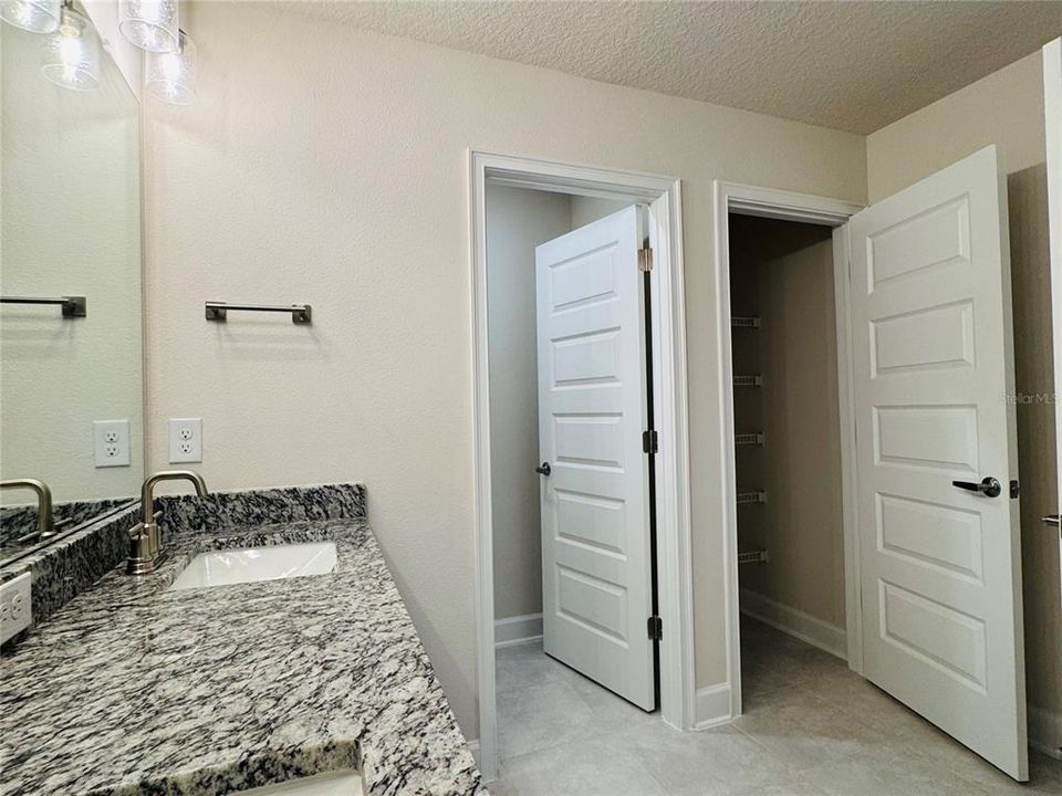 Под контрактом: $428,900 (4 спален, 2 ванн, 2202 Квадратных фут)