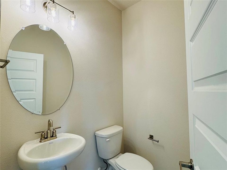 Под контрактом: $428,900 (4 спален, 2 ванн, 2202 Квадратных фут)