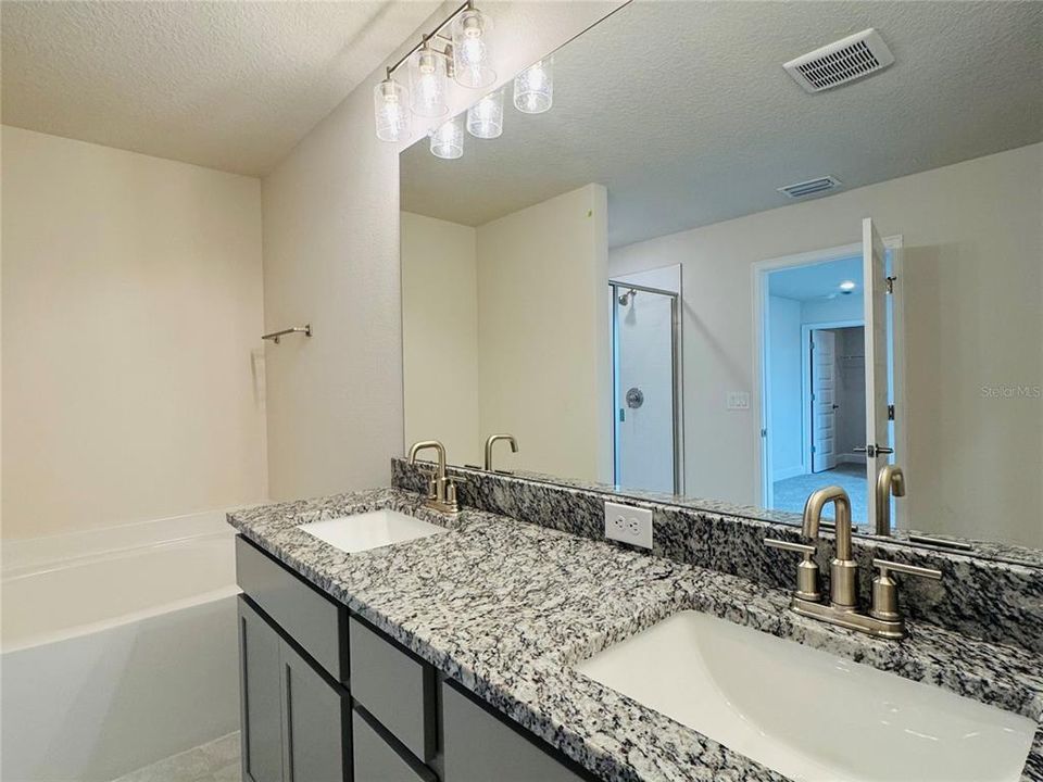 Под контрактом: $428,900 (4 спален, 2 ванн, 2202 Квадратных фут)