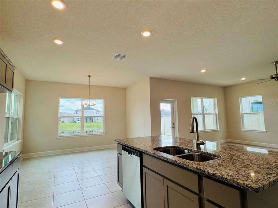 Под контрактом: $428,900 (4 спален, 2 ванн, 2202 Квадратных фут)