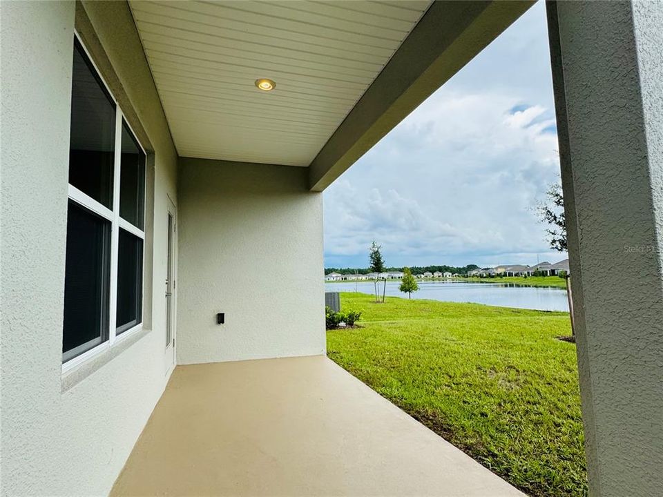 Под контрактом: $428,900 (4 спален, 2 ванн, 2202 Квадратных фут)