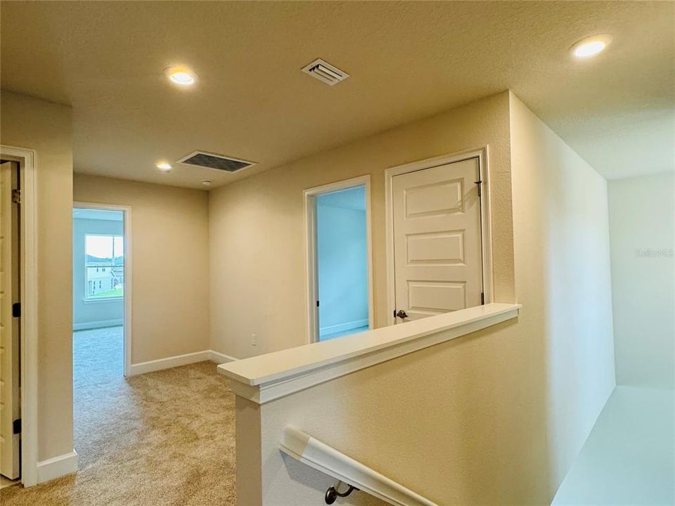 Под контрактом: $428,900 (4 спален, 2 ванн, 2202 Квадратных фут)